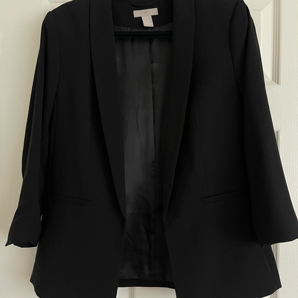 H&M Black Blazer with Minimalist Design and 3/4 Sleeves